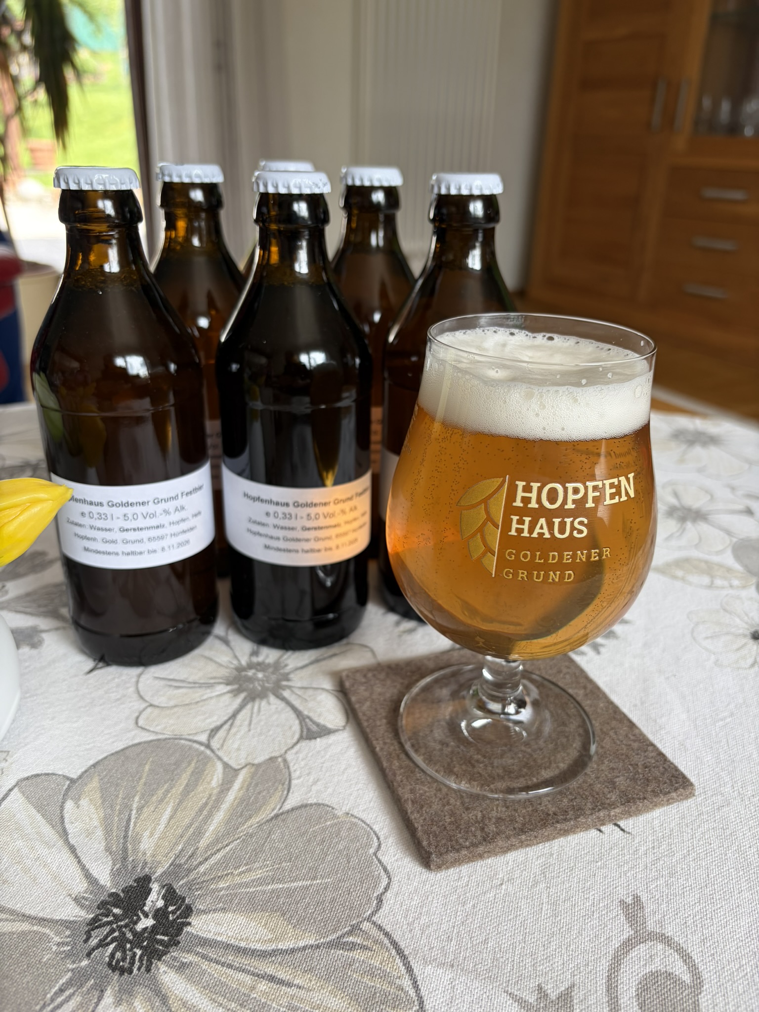 Hopfenhaus Goldener Grund – Flaschen und Glas zuhause